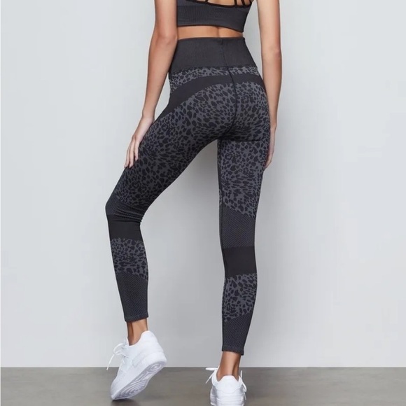 Good American Active Leopard Seamless 7/8 Leggings Black/Gray Size 2/3 = M/L - Picture 3 of 13